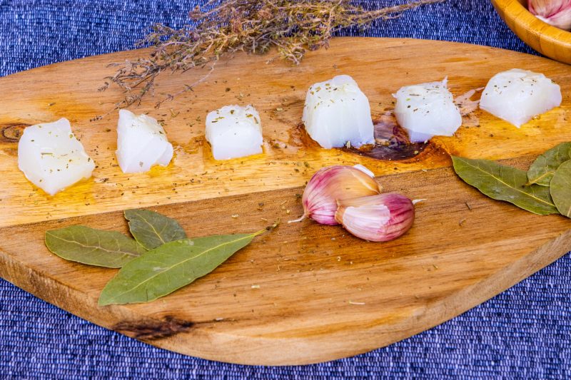Dauets de bacallà a la provençal. Preparats amb bacallà de la millor qualitat, herbes provençals, all, llourer, vinagre de mòdena, oli d'oliva i olivada.